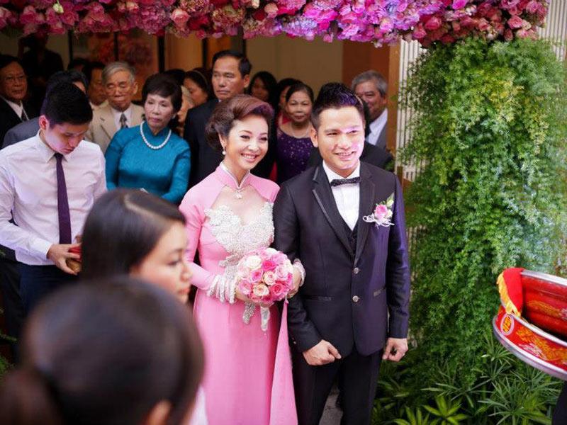 Trong đám cưới của Hoa hậu thế giới người Việt tại Mỹ, khá nhiều người nghi ngờ cô có bầu, tuy nhiên, người đẹp không lên tiếng về điều này.
