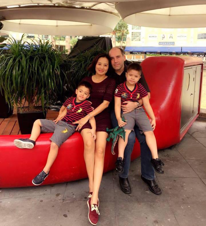 Giám đốc Tây mới biết yêu gặp ngay mẹ đơn thân 2 đời chồng, chăm con vợ như con đẻ - 1