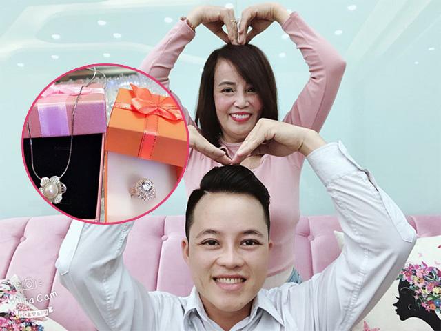 Cô dâu 62 tuổi khoe trang sức: Chẳng lẽ cứ phải sống như một bộ xương khô chờ chết?