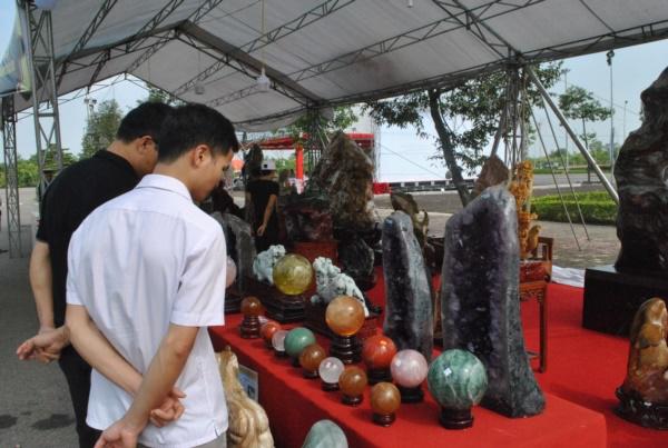 Bộ sưu tập đá quý độc, lạ giá hàng trăm tỷ chưa từng xuất hiện ở VN - 1