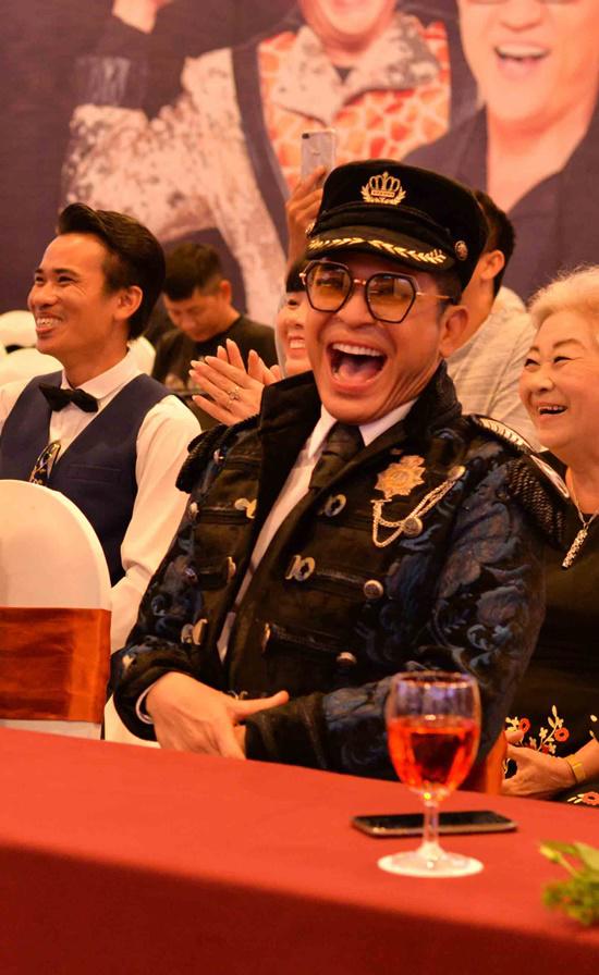 Đại Nghĩa trổ tài múa lông công với biểu cảm amp;#34;khinh thường khán giảamp;#34; - 2