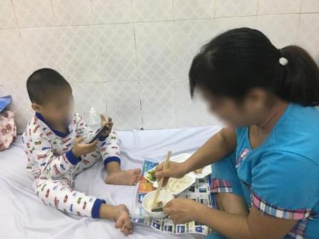 Ông bà dỗ cháu bằng điện thoại, mẹ Bình Định hốt hoảng thấy con 5 tuổi chưa biết nói
