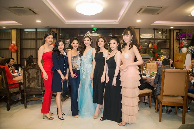 Bùi Lý Thiên Hương thay 3 bộ váy trong tiệc cảm ơn sau khi trở thành Hoa hậu - 3