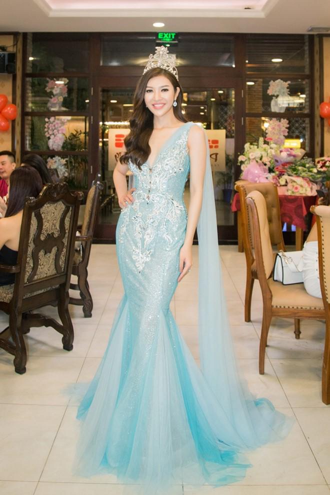 Bùi Lý Thiên Hương thay 3 bộ váy trong tiệc cảm ơn sau khi trở thành Hoa hậu - 1