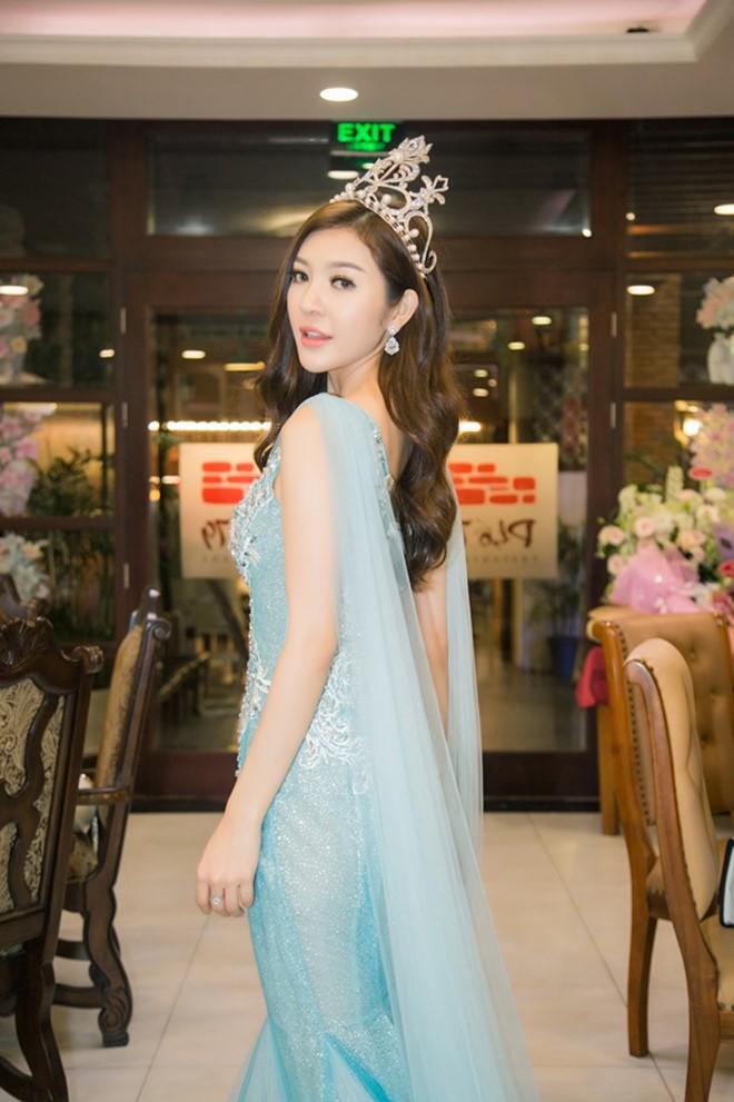 Bùi Lý Thiên Hương thay 3 bộ váy trong tiệc cảm ơn sau khi trở thành Hoa hậu - 2