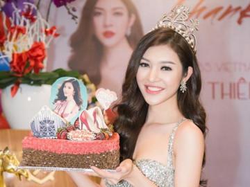 Bùi Lý Thiên Hương thay 3 bộ váy trong tiệc cảm ơn sau khi trở thành Hoa hậu