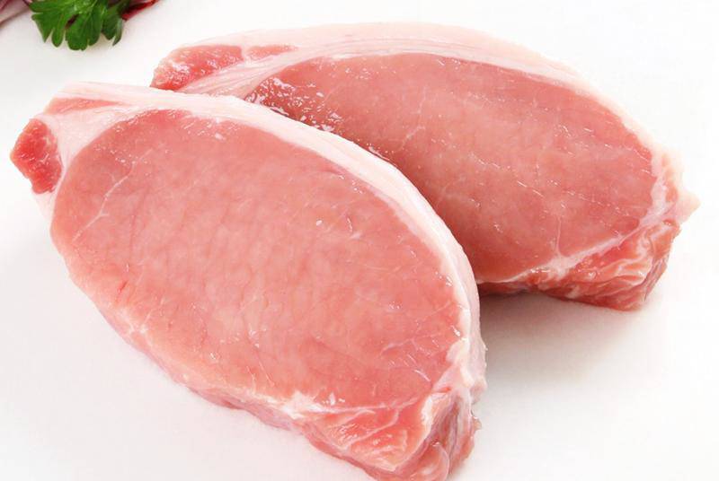 Theo kinh nghiệm của nhiều người bán hàng cho biết, thịt lợn khỏe mạnh, bình thường thì chân lông sẽ có màu trắng tinh. Với thịt lợn bị bệnh hoặc đã được tẩm hóa chất, vùng chân lông sẽ có màu hồng đỏ, không nên mua.
