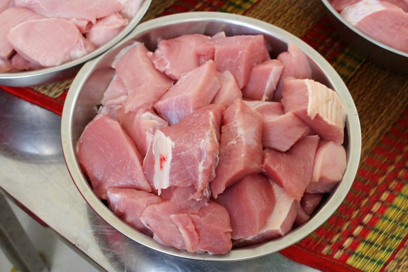 Thịt hỏng, biến chất thì trên bề mặt miếng thịt hay bên trong miếng thịt đều có mùi hôi khó chịu. Miếng thịt tươi ngon sẽ thường có mùi thơm đặc trưng của miếng thịt.
