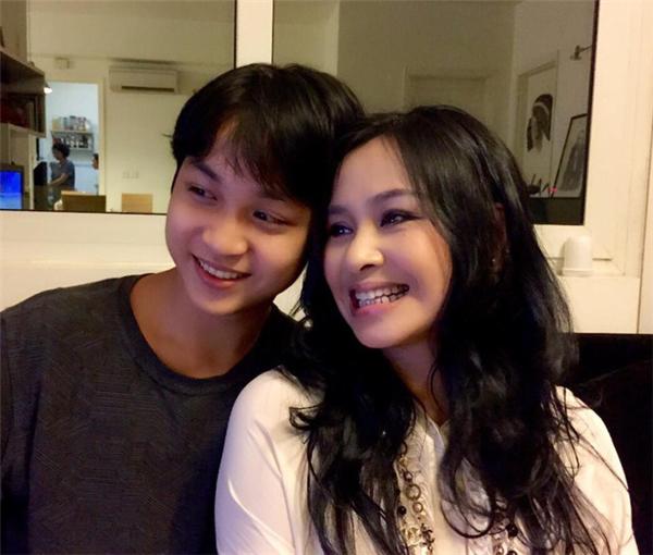 bat ngo truoc ve ngoai cua con trai hong van, thanh lam, my linh khi truong thanh - 7