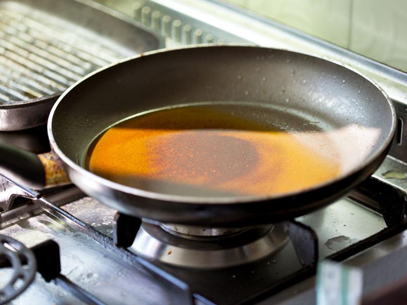 Nhiều người sau khi nấu nướng vẫn còn thừa dầu sẽ giữ lại để tiết kiệm và tận dụng cho lần sau. Tuy nhiên nếu dầu ăn đã sử dụng được đun lại nhiều lần sẽ dễ sản sinh chất gây ung thư Phenylpropionate " - chất gây ung thư lớp 1.
