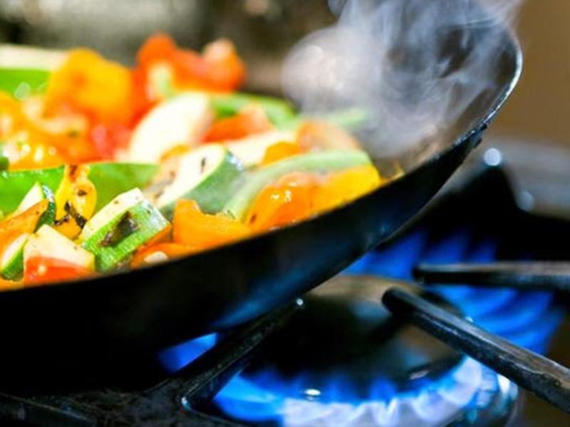 Nhiều người thường để dầu ăn bốc khói mới cho thực phẩm vào xào nấu. Đây là một sai lầm nghiêm trọng vì sẽ khiến thức ăn bị mất chất dinh dưỡng. 


