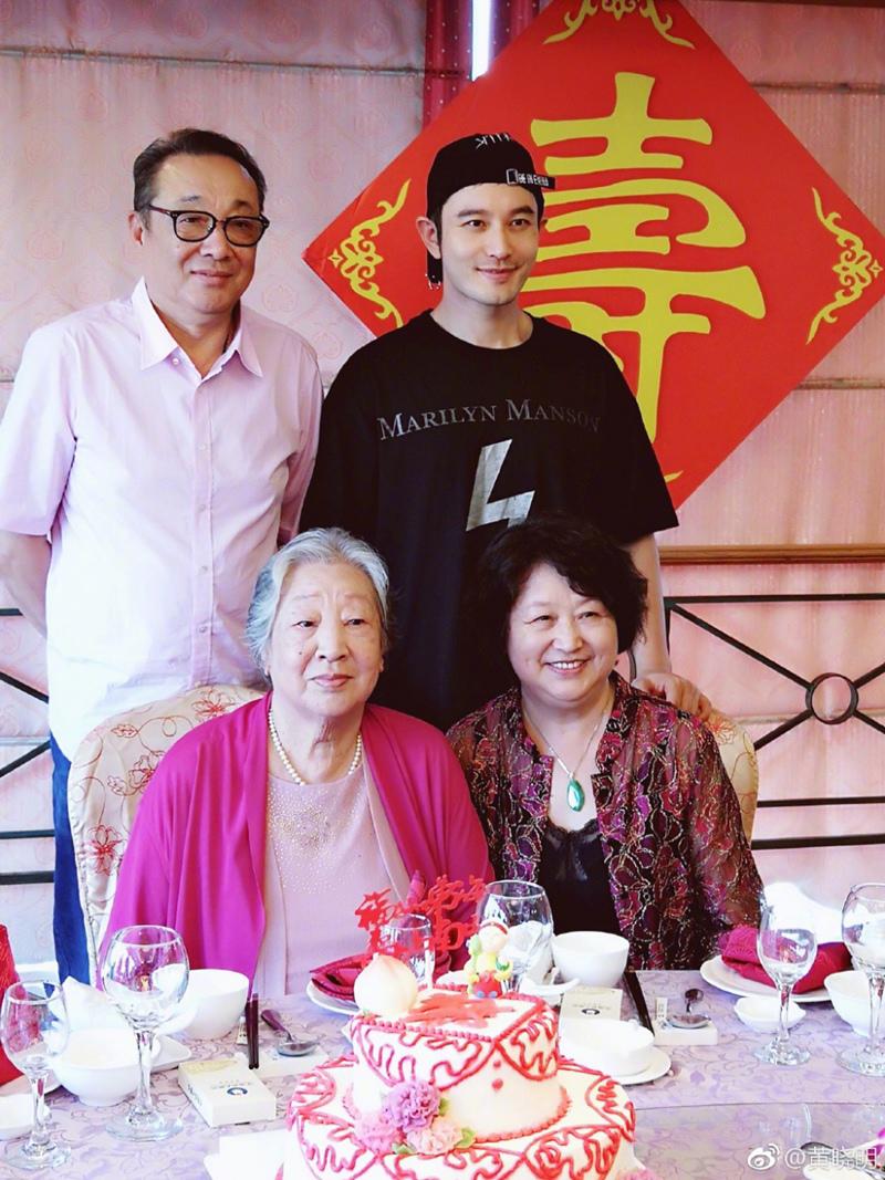 Angelababy không còn xuất hiện trong bức ảnh gia đình của Huỳnh Hiểu Minh và cũng từ đây cặp đôi bị cho là đã chia tay và chỉ chờ ngày công bố.
