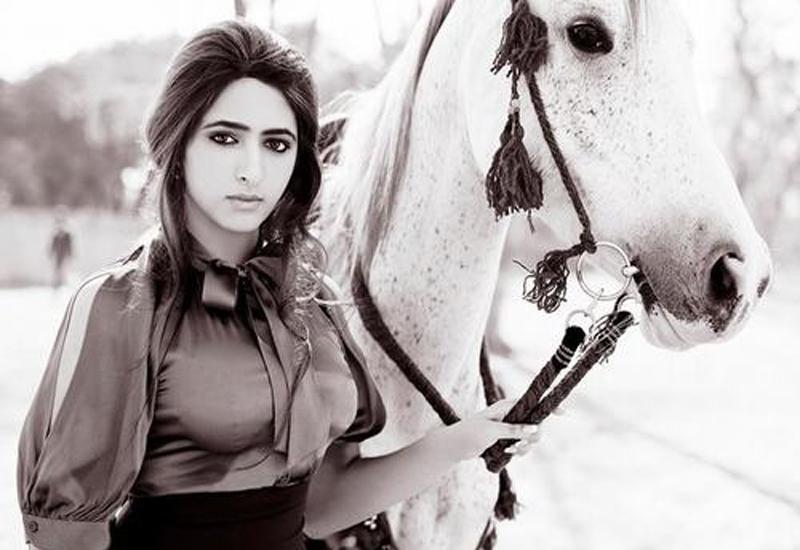 Trên mạng xã hội, Mahra thường xuyên khoe hình ảnh cuộc sống xa xỉ tới mức không tin nổi. Cô sở hữu nhiều món đồ hiệu sang chảnh, penhouse, siêu xe, du thuyền và là thành viên chủ chốt trong hội con nhà giàu ở Dubai.
