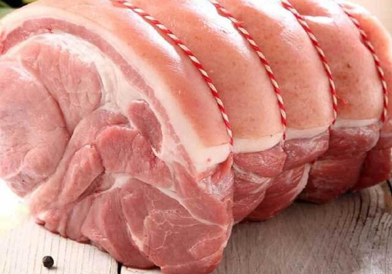 Khi đi chợ, chị em lưu ý, thịt lợn sử dụng chất tạo nạc sẽ có lớp mỡ mỏng (dưới 1 cm). Còn lớp mỡ của lợn nuôi bình thường dày từ 1.5 - 2 cm hoặc ít nhất phải từ 1-1.5cm.
