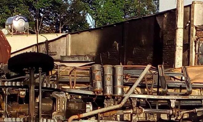 Vụ cháy xe bồn chở xăng ở Bình Phước: 4 người trong một gia đình đều tử vong - 2