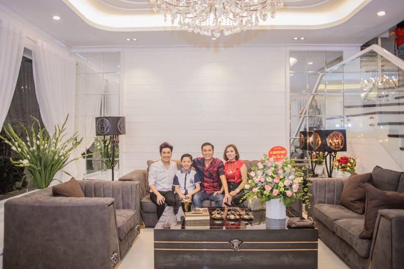 Căn biệt thự màu trắng này được ca sĩ Quang Hà mua và sửa chữa thiết kế lại hết khoảng 20 tỷ. Theo thông báo nam ca sĩ mới nhận được, giá thành của cả khu nhà hiện đã tăng 20%.
