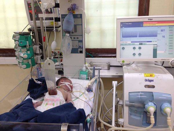 Người chồng đỡ đẻ cho vợ tại nhà: “Ruột con vẫn lòi ngoài bụng, vợ tôi không dám về nhà” - 2