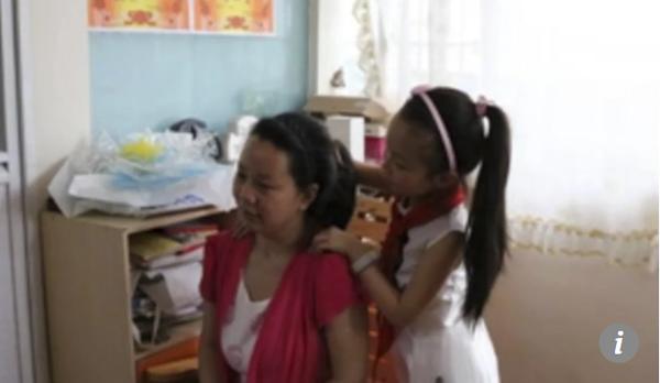 Bé gái 4 năm chăm sóc mẹ mất trí nhớ: amp;#34;Trước mẹ dạy cháu, giờ đến lượt cháu dạy mẹamp;#34; - 2