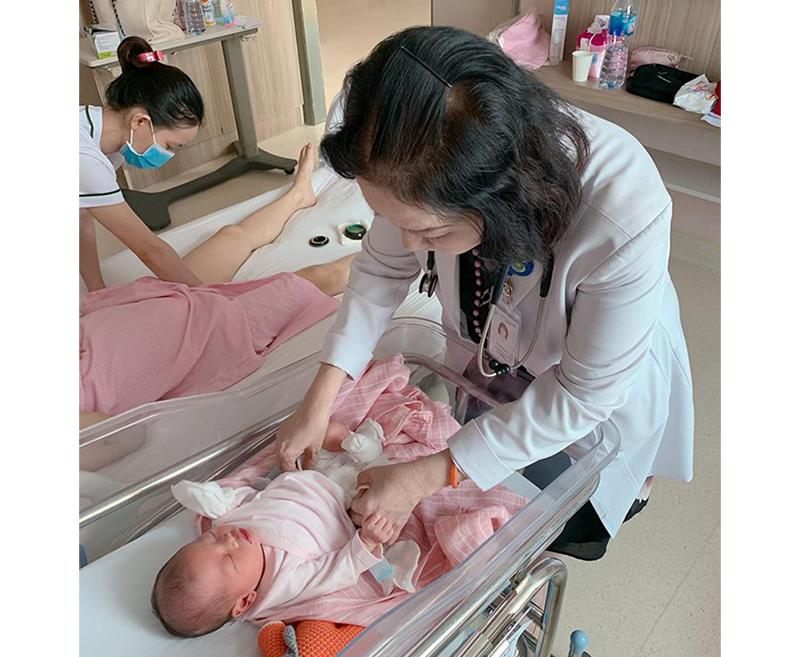 Em bé và sản phụ được các bác sĩ, y tá thăm khám sức khỏe thường xuyên.
