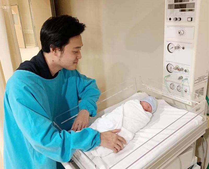 Ca sĩ Quang Vinh cũng có mặt tại bệnh viện nơi Thảo Ngọc vừa sinh con.
