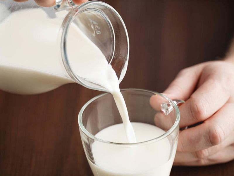 Sữa là nguồn thực phẩm phổ biến dồi dào canxi nhất đối với mẹ bầu nói riêng và tất cả mọi người. Cách bổ sung canxi tốt nhất là bắt đầu một ngày mới với một ly sữa ấm.
