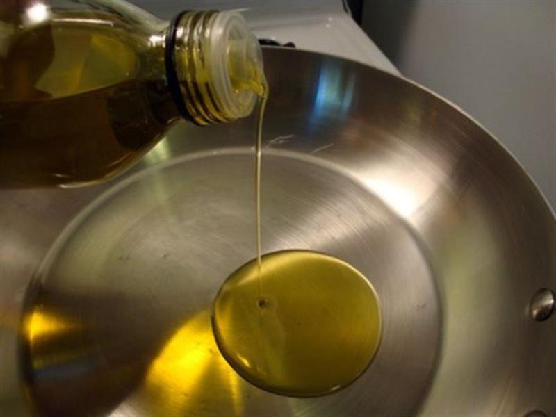 Nhiều người có thói quen chỉ sử dụng 1 loại dầu ăn. Tuy có thành phần giống nhau nhưng mỗi nhà sản xuất lại cho ra dầu ăn có giới hạn chịu nhiệt khác nhau. 
