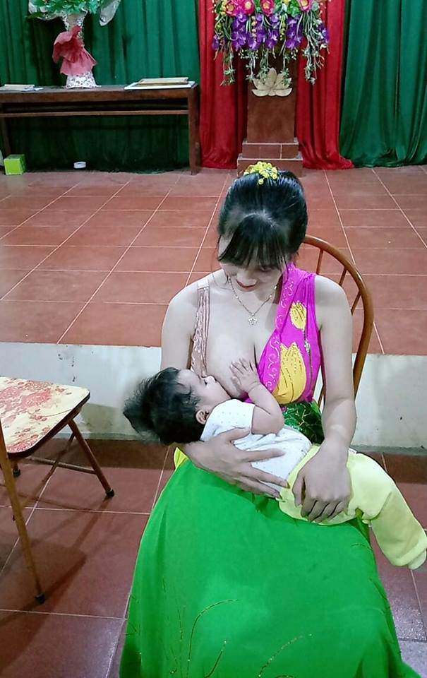 Mẹ Hà Tĩnh khoe ảnh cho con bú gây bão, mách uống thứ này, sữa về “không mang nổi ngực” - 1