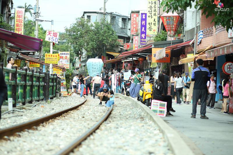 Làng cổ Thập Phần (Đài Loan) cũng có đoạn đường sắt đi ngang qua giống 'Xóm'.
