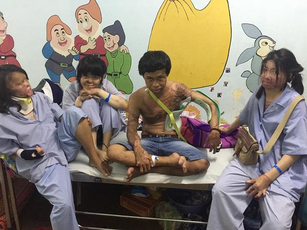 cuoc song moi cua me 9x tung bi chong tam xang dot, hon 2 nam chua dam nhin mat con - 4