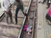 Clip Eva - Đứng tim cảnh em bé 1 tuổi nằm dưới gầm tàu hỏa đang chạy