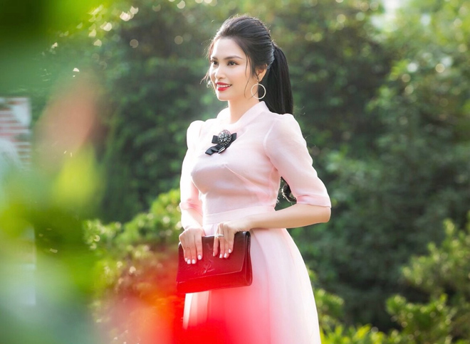 Ngẩn ngơ ngắm sắc vóc bất chấp tuổi tác của MC Huyền Sâm - 1