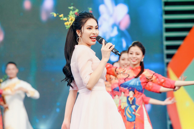 Ngẩn ngơ ngắm sắc vóc bất chấp tuổi tác của MC Huyền Sâm - 2