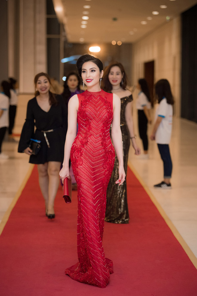 Ngẩn ngơ ngắm sắc vóc bất chấp tuổi tác của MC Huyền Sâm - 6