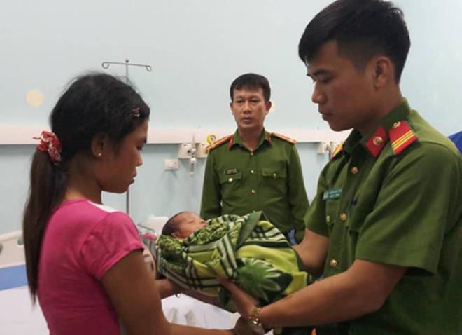 Con vừa chào đời, người mẹ trẻ nhẫn tâm bán lấy 32 triệu đồng - 1