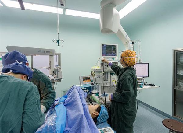 Em bé chào đời suôn sẻ, mẹ đang nằm nghỉ bỗng rít lớn một tiếng rồi ra đi mãi - 1