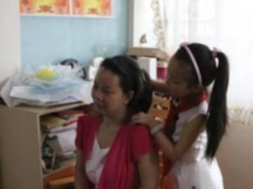 Bé gái 4 năm chăm sóc mẹ mất trí nhớ: Trước mẹ dạy cháu, giờ đến lượt cháu dạy mẹ