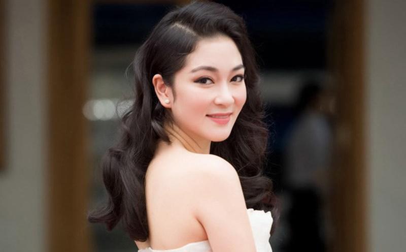 Sinh ra và lớn lên tại Hải Phòng, Nguyễn Thị Huyền đăng quang cuộc thi Hoa hậu Việt Nam năm 2004 khi đang là sinh viên của trường Phân viện Báo chí & Tuyên truyền. Sau khi đăng quang cô quyết định đi du học ở Anh.
