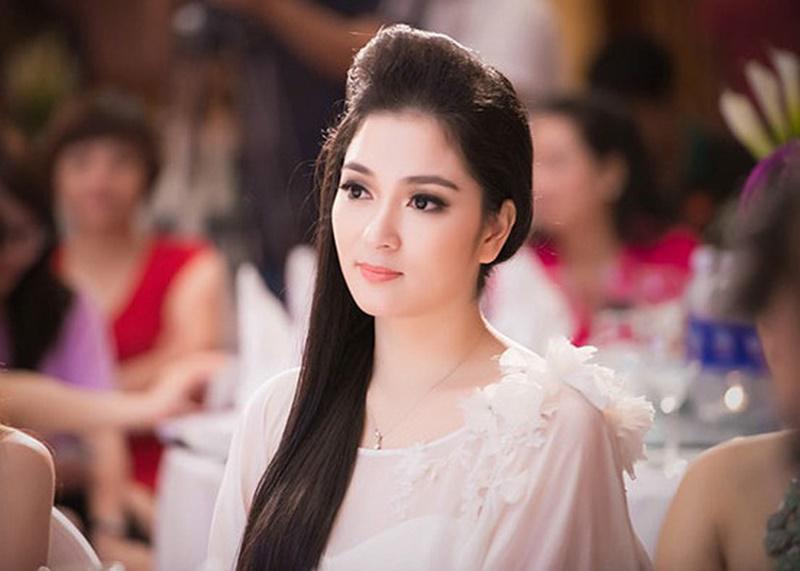 Trở về Việt Nam cùng con gái năm 2009, Hoa hậu Nguyễn Thị Huyền mới xuất hiện trong showbiz nhiều hơn. Cô cũng khẳng định việc mình đã ly hôn chồng nhưng không tiện nói lý do khiến người hâm mộ vô cùng tiếc nuối.
