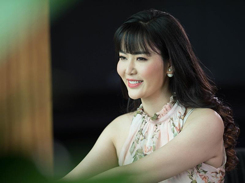 Hoa hậu Nguyễn Thu Thủy đã kết hôn hai lần với những người đàn ông đều có gia sản vào hàng đại gia. Nhưng hiện nay, người đẹp đang sống một mình và nuôi hai con.

