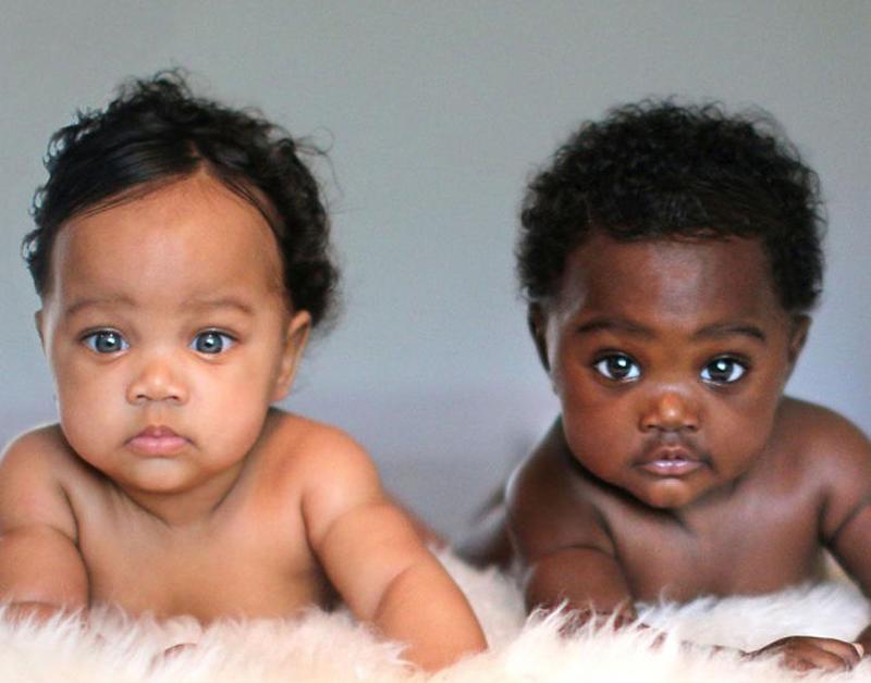 Cách đây không lâu, bức ảnh hai bé song sinh tuyệt đẹp này đã "gây sốt" trên mạng xã hội. 
