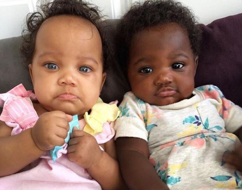 Clementina cho biết không chỉ màu da mà cả tính cách của hai bé cũng khác nhau hoàn toàn. 
