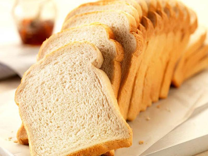 Bạn không nên mua bánh mì trong siêu thị bởi chúng thường được nướng từ bột mì đã được tẩy trắng hóa học, ví dụ như chất benzoyl peroxide – hay được sử dụng để tạo ra các vụ nổ trong phim ảnh. 
