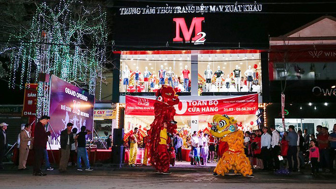 Black Friday 2018: Chị em ùn ùn kéo nhau tới Thời trang M2 săn sale lên tới 50% - 1