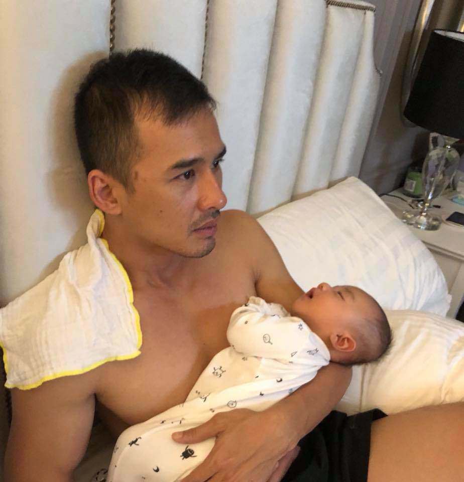 Đâu phải chỉ mẹ xập xệ, các ông bố cũng mất hình tượng soái ca chỉ vì chăm con mọn - 2