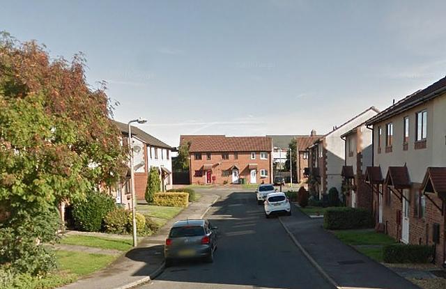 Dọn nhà của mẹ quá cố, 3 đứa con phát hiện điều kinh hãi dưới gầm cầu thang - 1