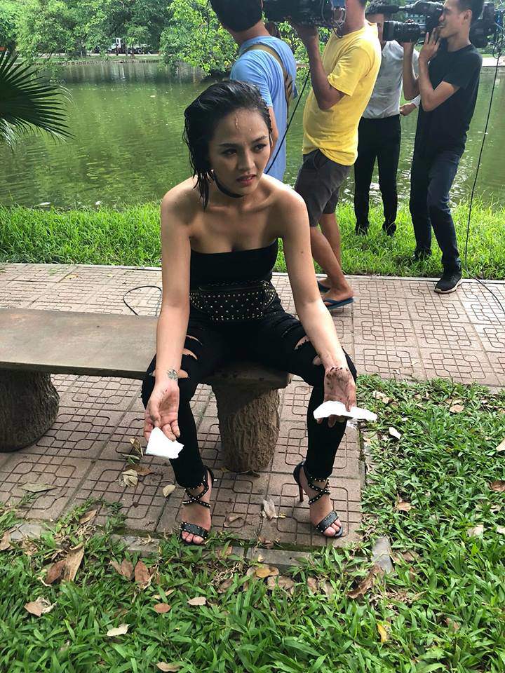 Đây là amp;#34;gái ngànhamp;#34; tích cực khoe vòng 1 nhất Vbiz: khoe từ phim ra ngoài đời! - 13