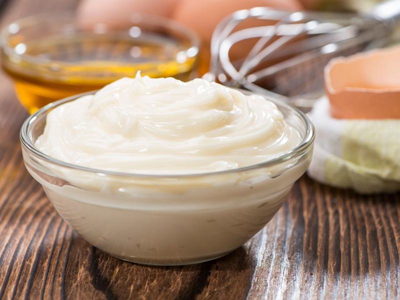 Một số người nghĩ sử dụng mayonnaise chứa ít chất béo sẽ khó tăng cân. Nhưng để bảo đảm hương vị và độ đặc của nó, tinh bột và đường vẫn được thêm vào và khả năng tăng cân vẫn còn. 
