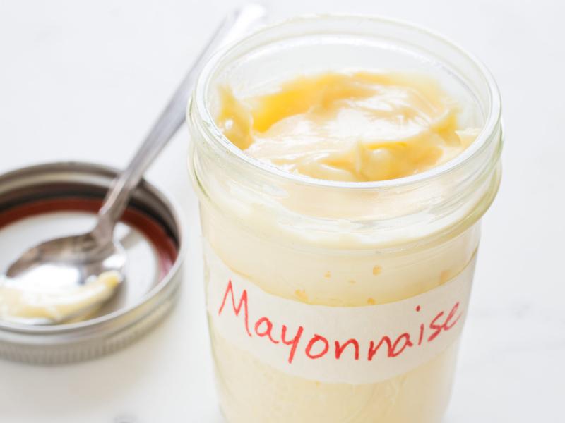 Mayo thường bao gồm trứng, dấm, dầu thực vật và gia vị. Nhưng những chai mayo trong siêu thị đều chứa ít nhiều chất bảo quản, chất ổn định và màu thực phẩm. 
