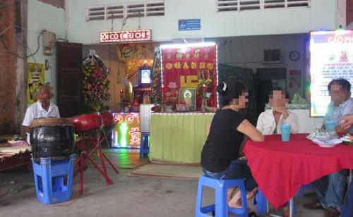 Vụ cháy xe bồn làm 6 người chết ở Bình Phước: Xóm nghèo ảm đạm, trắng màu khăn tang - 3