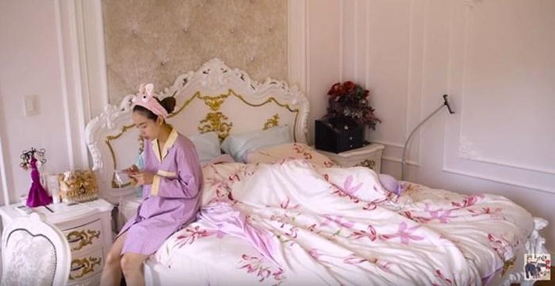 Đây là lần đầu tiên Minh Hằng khoe phòng riêng của mình trong căn biệt thự triệu đô tại Quận 2. Căn phòng được nhận xét là “phòng ngủ công chúa” với tông hồng và trắng ngọt ngào.
